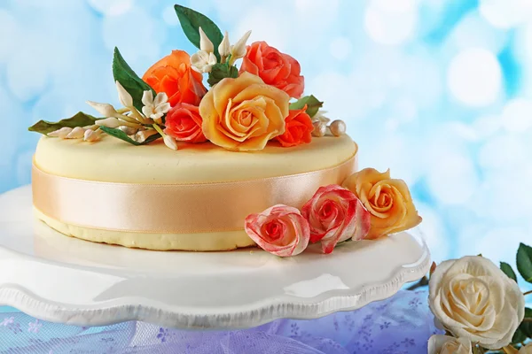 Cake with sugar paste flowers — Stock Photo, Image