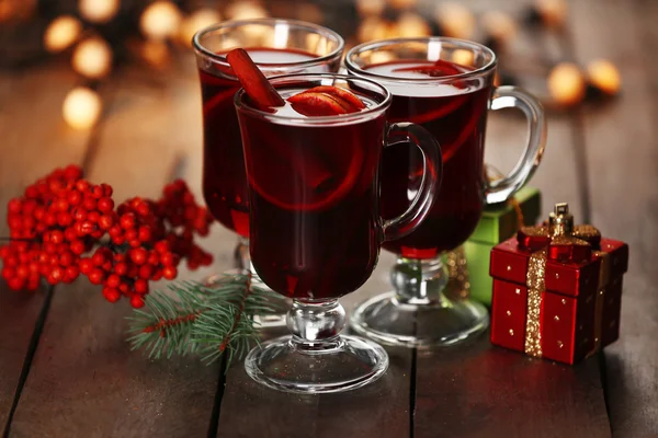 Glühwein mit Gewürzen — Stockfoto