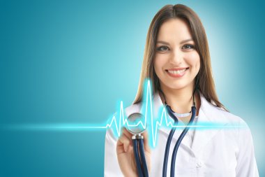Genç güzel doktor kardiyogram ile
