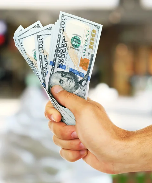 Frau hält Dollars in der Hand — Stockfoto