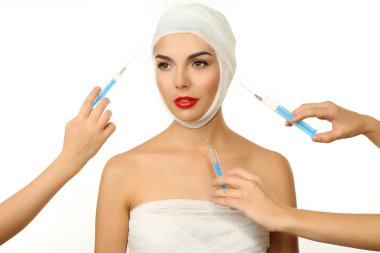 Enjeksiyon, üzerinde beyaz izole sahip bir sargı bezi baş ve göğüs, genç güzel kadın