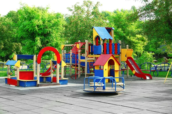Kleurrijke kinderspeelplaats in park — Stockfoto