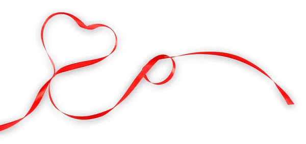 Czerwona wstążka w kształcie serca na białym tle — Zdjęcie stockowe