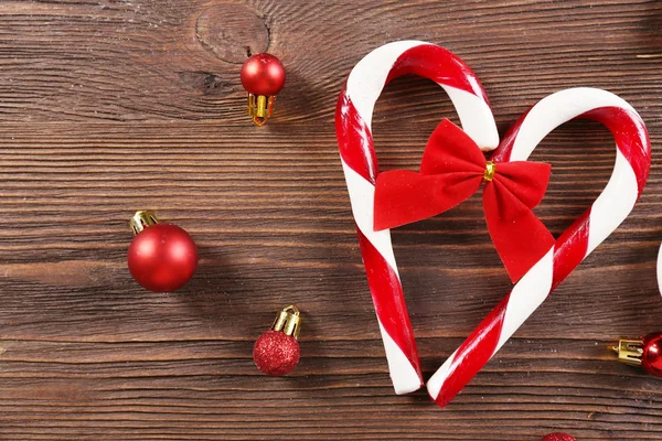 Weihnachtsbonbons mit Weihnachtsdekoration auf dem Tisch in Großaufnahme — Stockfoto