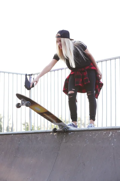 Young woman with skating board outside — Stock Photo, Image