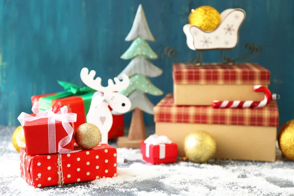 Regalos de Navidad sobre fondo de madera color — Foto de Stock