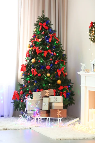 Perfektní vánoční stromek s dárky pod v obývacím pokoji — Stock fotografie