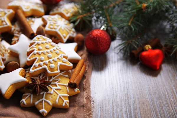 Ciasteczka z przyprawami i Boże Narodzenie wystrój, na drewnianym stole — Zdjęcie stockowe
