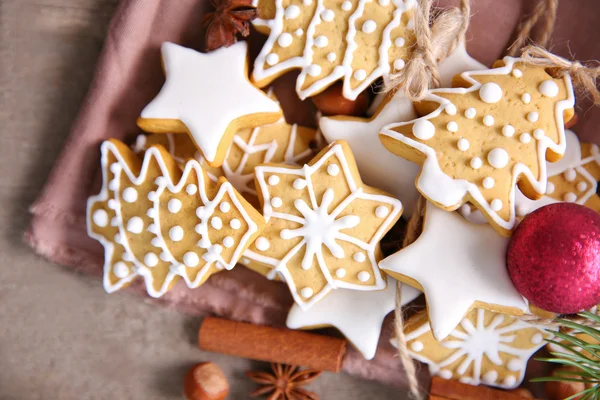 Cookies met specerijen en Christmas decor, op houten tafel — Stockfoto