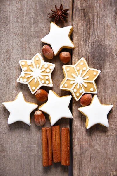 Albero di Natale di biscotti, su tavolo di legno — Foto Stock