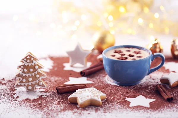 Schöne Komposition mit Tasse Cappuccino und Weihnachtsgebäck — Stockfoto