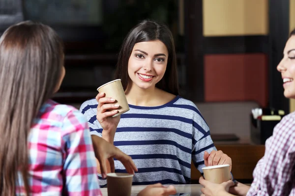 Mooie meisjes spreken in café — Stockfoto