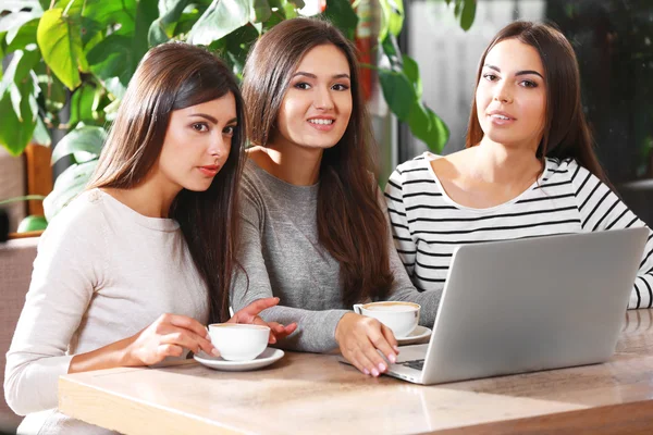 Beste vrienden met laptop samen zitten in Cafe — Stockfoto