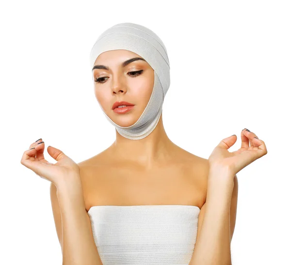 Wanita cantik muda dengan perban elastis di kepalanya, terisolasi di atas putih — Stok Foto