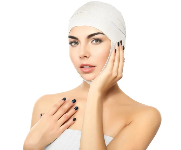 Młoda piękna kobieta z bandaż elastyczny na głowę, na białym tle — Zdjęcie stockowe