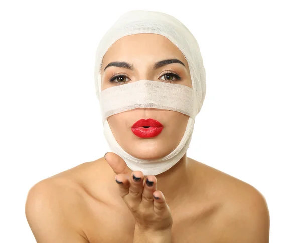 Jeune belle femme avec un bandage de gaze sur la tête et le nez, isolé sur blanc — Photo