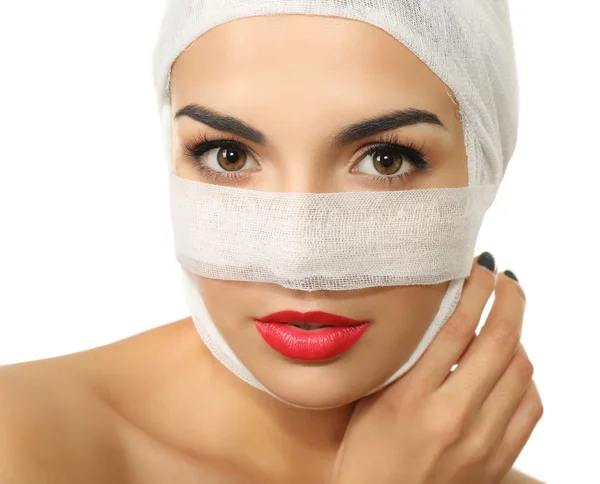Jeune belle femme avec un bandage de gaze sur la tête et le nez, isolée sur blanc, gros plan — Photo