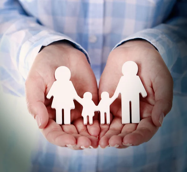 Vrouwelijke handen met speelgoed familie — Stockfoto