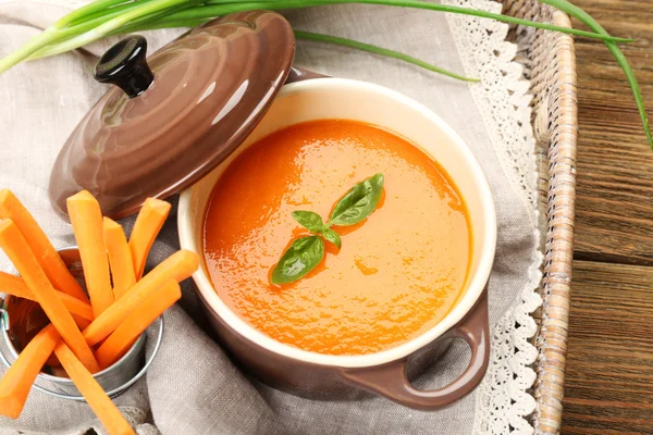 Zanahoria crema-sopa con verduras en la mesa de cerca —  Fotos de Stock