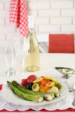 Kavrulmuş kuşkonmaz ve lezzetli renkli pasta plaka ahşap masa arka plan üzerinde sebze ile