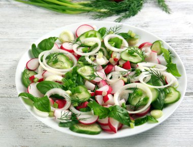 Taze sebze salatası, masaya yakın.