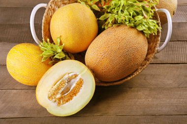 Olgun karpuz sepeti masada yeşil yaprakları ile yakın çekim