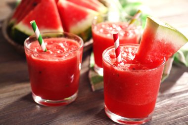 Karpuz suyu ahşap masa, closeup üzerinde gözlük