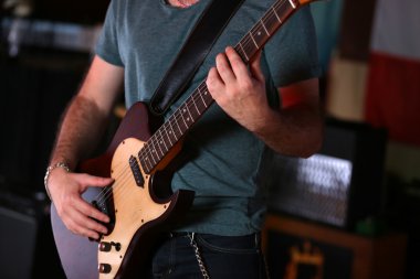 elektro gitar çalmaya adam 