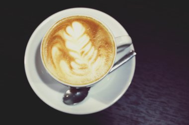 Kahve ahşap masa üzerinde kapat