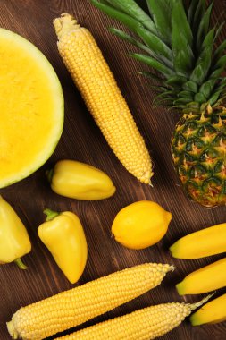 Meyve ve sebze ahşap zemin üzerine sarı kompozisyon