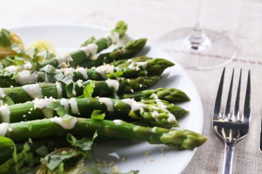 Ekşi krema sos soğan, peynir ve masada, limon ile iştah açıcı kuşkonmaz yakın çekim