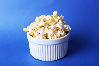 Mavi arka plan üzerinde tuzlu popcorn