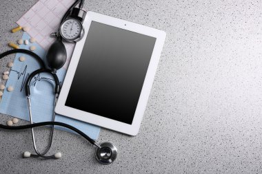 Tansiyon ölçer, stetoskop, dijital tablet 
