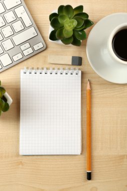 Beyaz klavye ve defter  