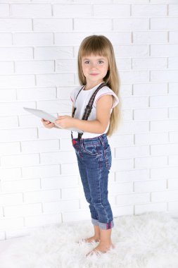 tablet ile küçük kız