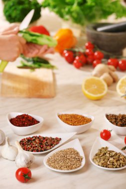 Baharat seramik kaplar içinde çeşitli 