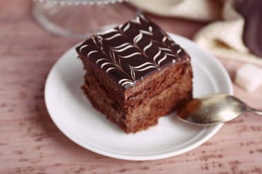 Ahşap zemin üzerine çikolatalı kek ile tablo servis