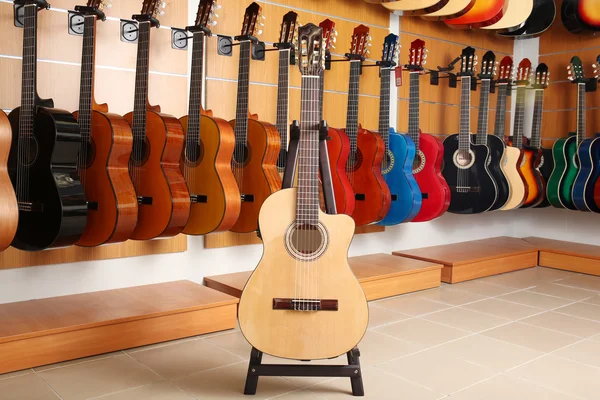 Guitars in music store — Stock Photo, Image