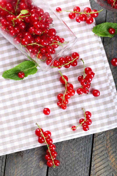 Groseilles rouges fraîches sur la table close up — Photo