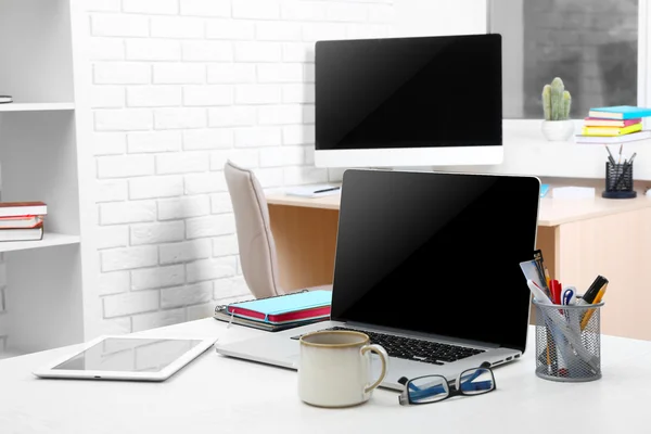 Arbeitsplatz mit Computer im Büro — Stockfoto