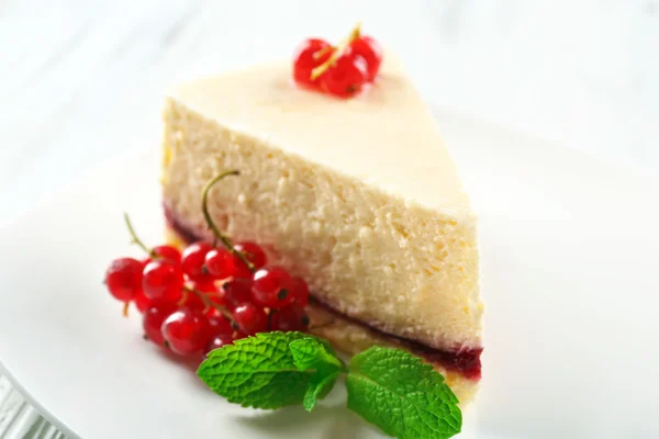 Bolo de queijo delicioso com bagas na mesa close-up — Fotografia de Stock