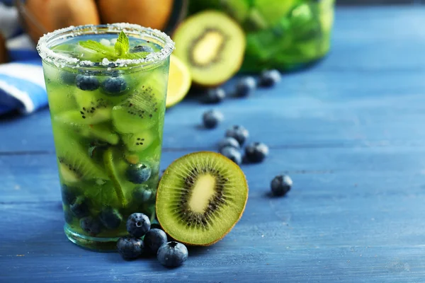 Kiwi und Blaubeercocktail auf Holzgrund — Stockfoto