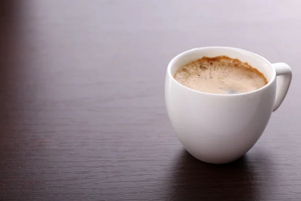 Kopp kaffe på bordet på nära håll — Stockfoto