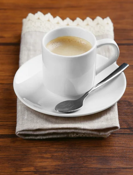 Φλιτζάνι καφέ στο τραπέζι σε κοντινό πλάνο — Φωτογραφία Αρχείου