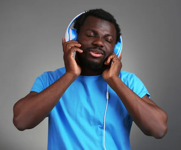 ชายแอฟริกันอเมริกันที่มีหูฟัง — ภาพถ่ายสต็อก