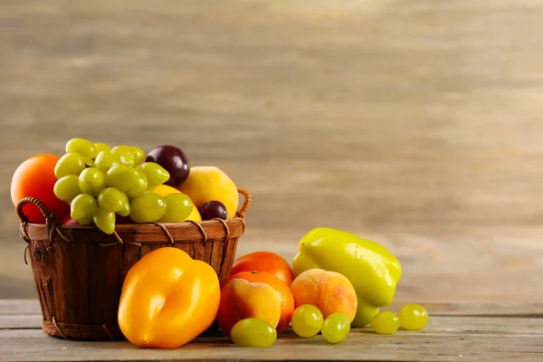 Altura de frutas e legumes frescos em cesta na mesa de madeira close-up — Fotografia de Stock