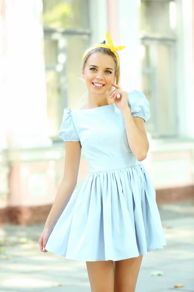 Young girl posing on city street — Stock Photo, Image