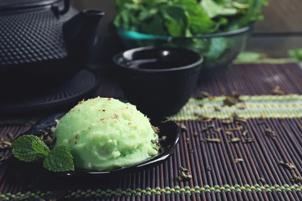 Gelato al tè verde fatto in casa su tappetino di bambù, su sfondo di legno — Foto Stock