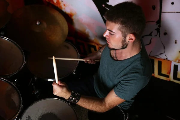 Drummer παίζει τύμπανα — Φωτογραφία Αρχείου