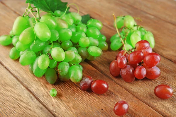 Белый и красный виноград на деревянном фоне — стоковое фото